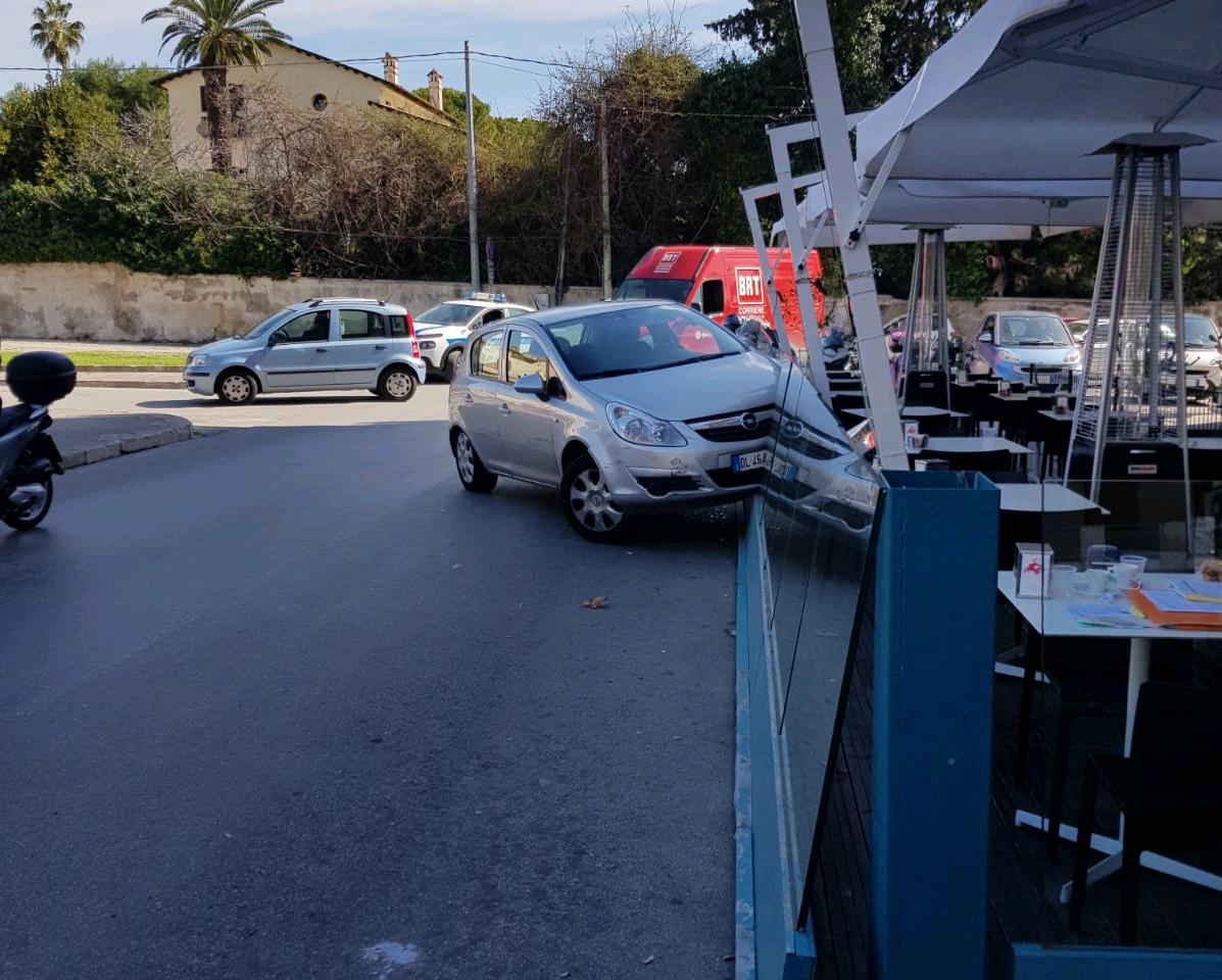 Sbanda Con L'auto E Finisce Dentro Un Bar, Conducente In Ospedale ...