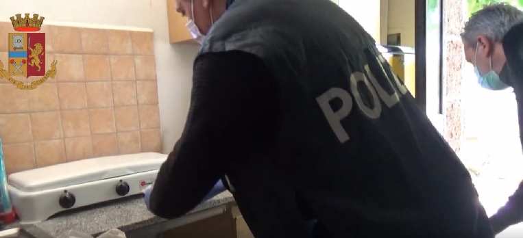 Nascondeva In Casa Droga Armi E Munizioni Arrestato Dalla Polizia Video Blogsicilia 5814