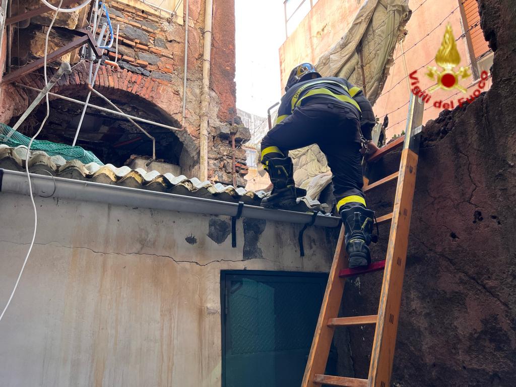 crollo soffitto donna salvata vigili fuoco