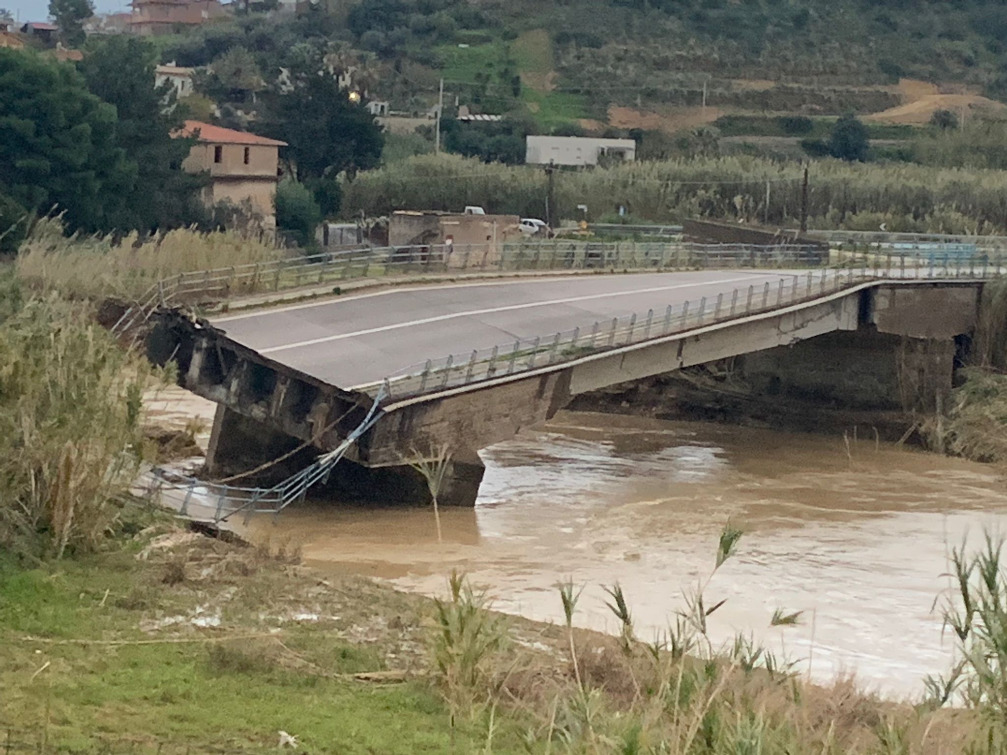 Il Grave Crollo Del Ponte E La Tragedia Sfiorata, Due Paesi Isolati Tra ...