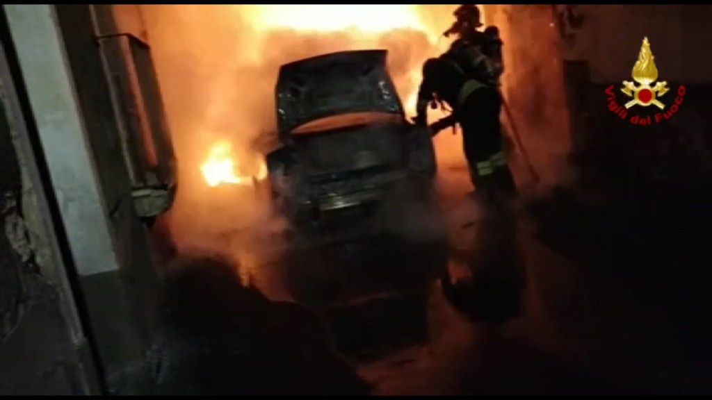 incendio, auto in fiamme