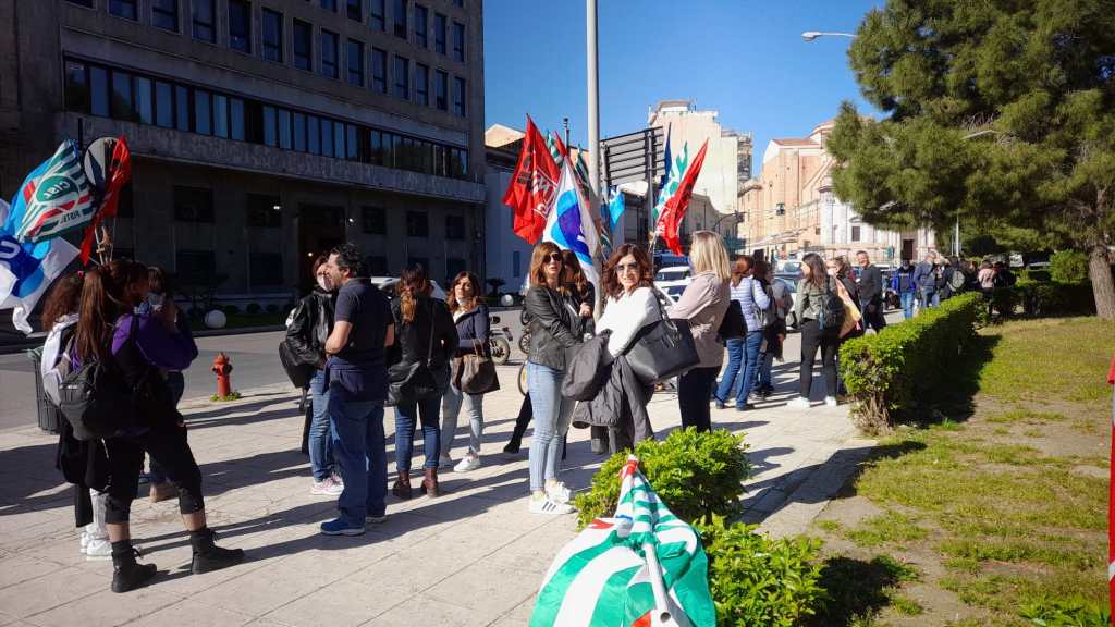 dipendenti ex Almaviva scioperano a piazza Indipendenza