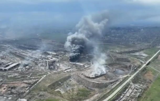 Bomba sull'impianto Azovstal a Mariupol, Ucraina.