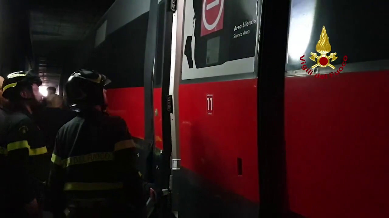 Treno Alta Velocità Esce Dai Binari A Roma, Salvi I Passeggeri ...