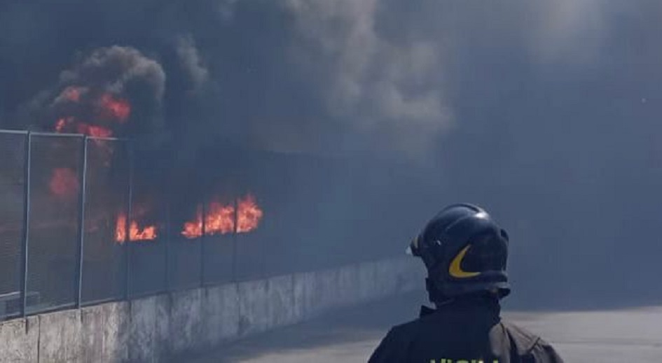 Avviate indagini sull'incendio al deposito a San Gregorio vicino l'autostrada