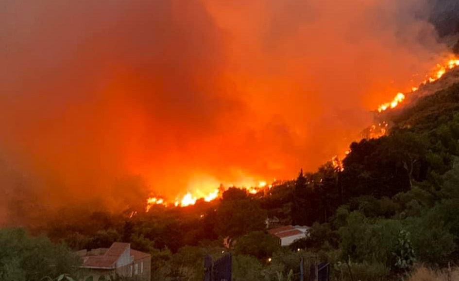 Incendi a Carini e in molte altre zone della provincia Palermitana