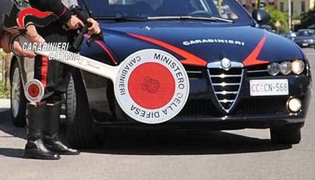 In Auto Con Arma E Cartucce, Per Sfuggire Ai Carabinieri Si Rasa I ...