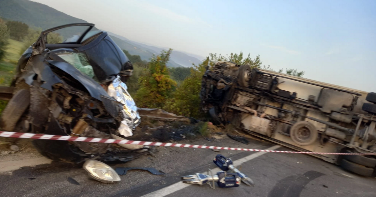 Tir si ribalta su corsia opposta e travolge un auto una donna morta