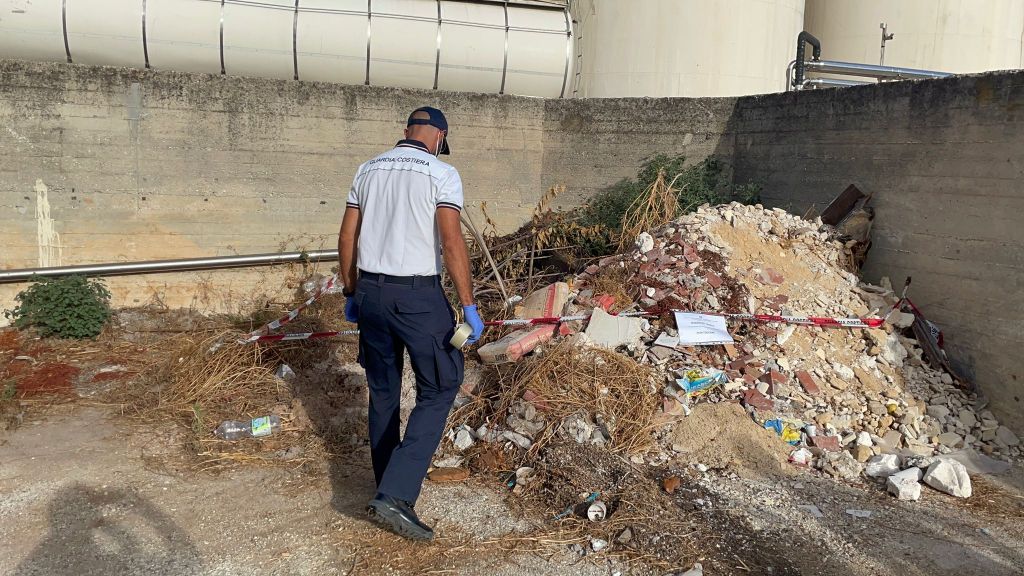 Capitaneria di Porto di Mazara del Vallo sequestra area con rifiuti in una attività produttiva