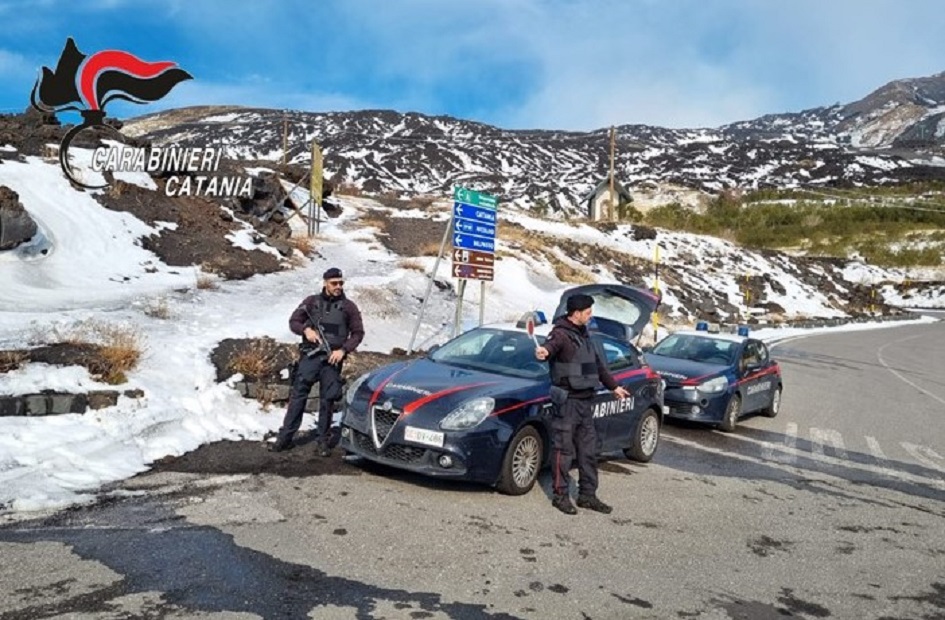 Controlli serrati dei carabinieri sul sentieri dell'Etna per contrastare la guida spericolata