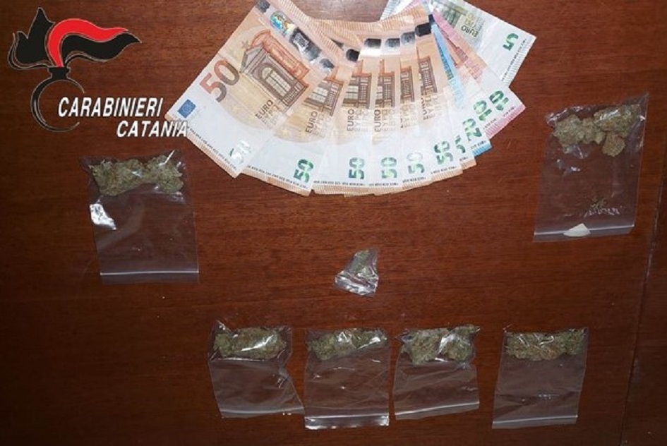 Scoperto dai carabinieri a Catania un pusher di quartiere, organizzava le cessioni di droga nella zona di San Giovanni Galermo