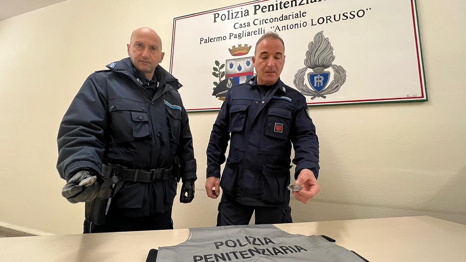 Lampeggiante della Polizia a casa Pontirolo, denunciati tre albanesi -  Cronaca