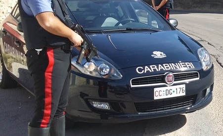 L’auto di una donna è andata a fuoco in pieno giorno a Partinico, al via le indagini dei carabinieri per accertare le cause