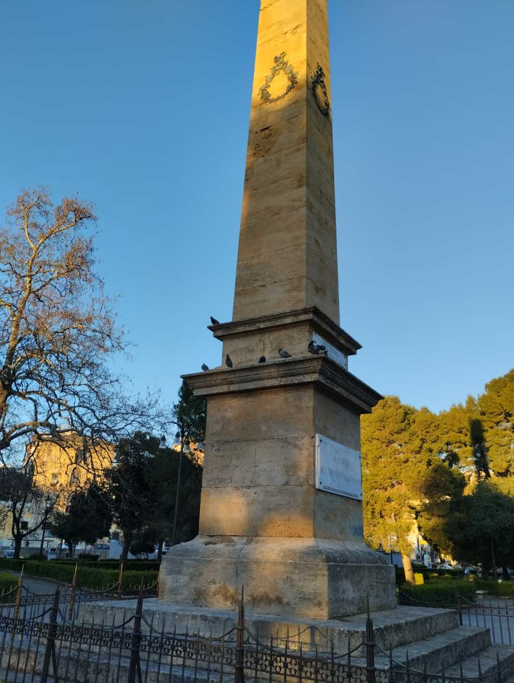 Monumento di piazza Indipendenza a Palermo, sparita una delle quattro epigrafi