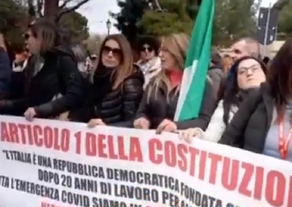 E’ di nuovo protesta per i dipendenti del call center di Almaviva, i sindacati chiedono l’intervento del Comune di Palermo e della Regione.