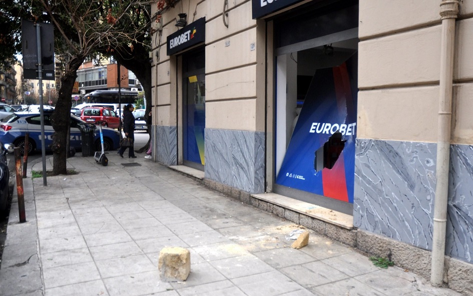 Ancora in azione la banda spacca vetrine a Palermo, presi di mira un’agenzia scommesse e un bar tre le vie Galletti e Paternostro