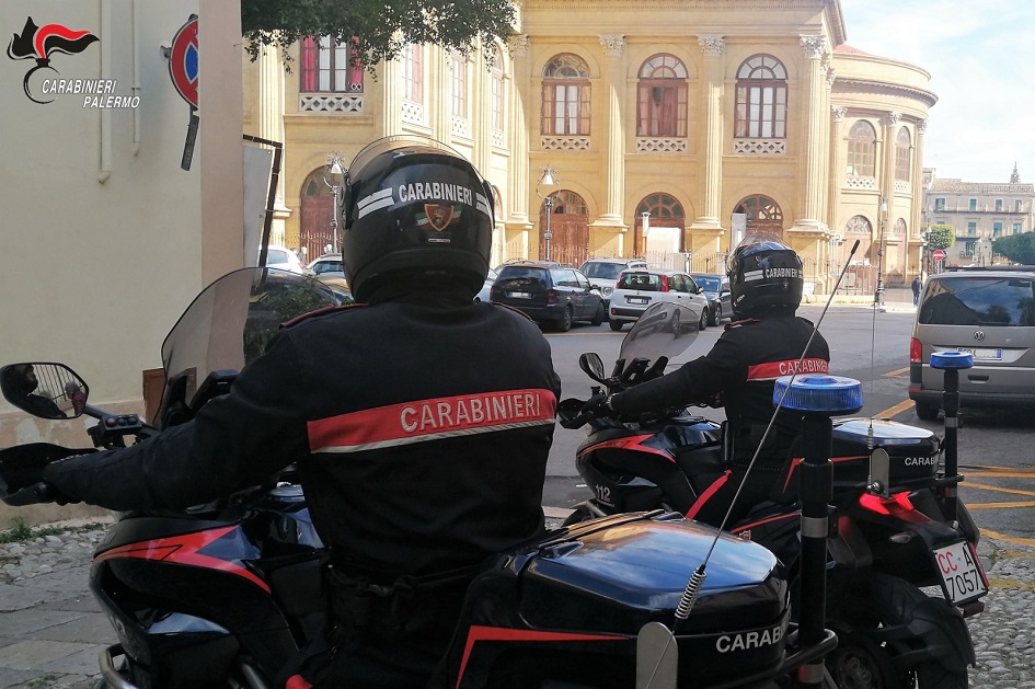 I carabinieri hanno arrestato un pusher della movida Palermitana, le manette scattate ai polsi dopo un inseguimento per le vie del centro