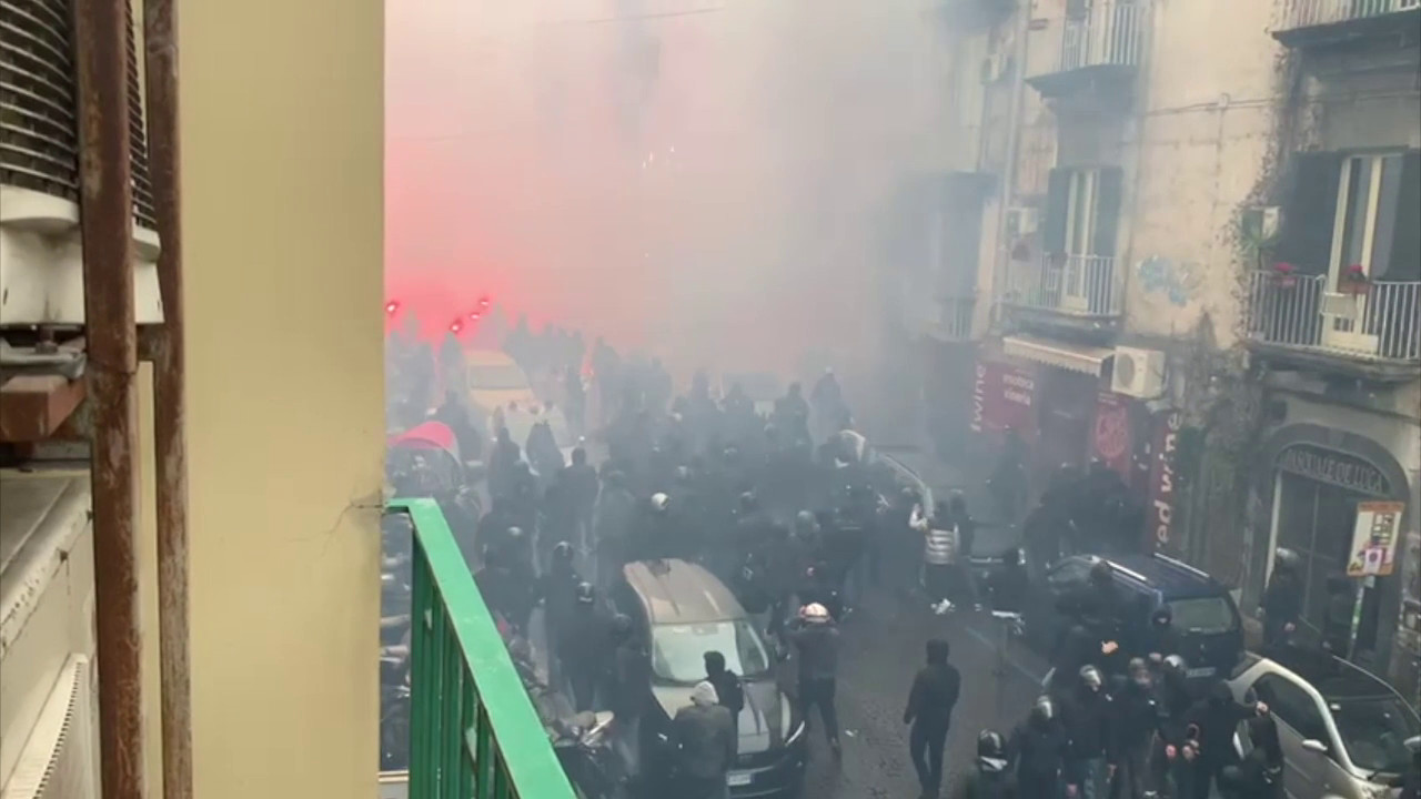 Guerriglia In Centro A Napoli Con I Tifosi Dell'Eintracht - BlogSicilia ...