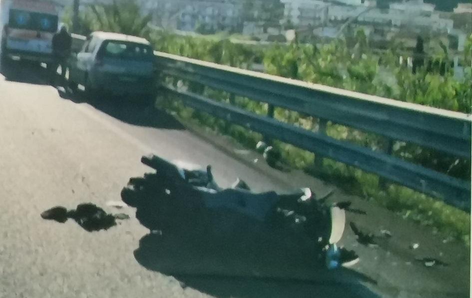 Ancora un incidente sulla A29 nel Palermitano, coinvolta una moto con a bordo padre e figlia, entrambi rimasti feriti