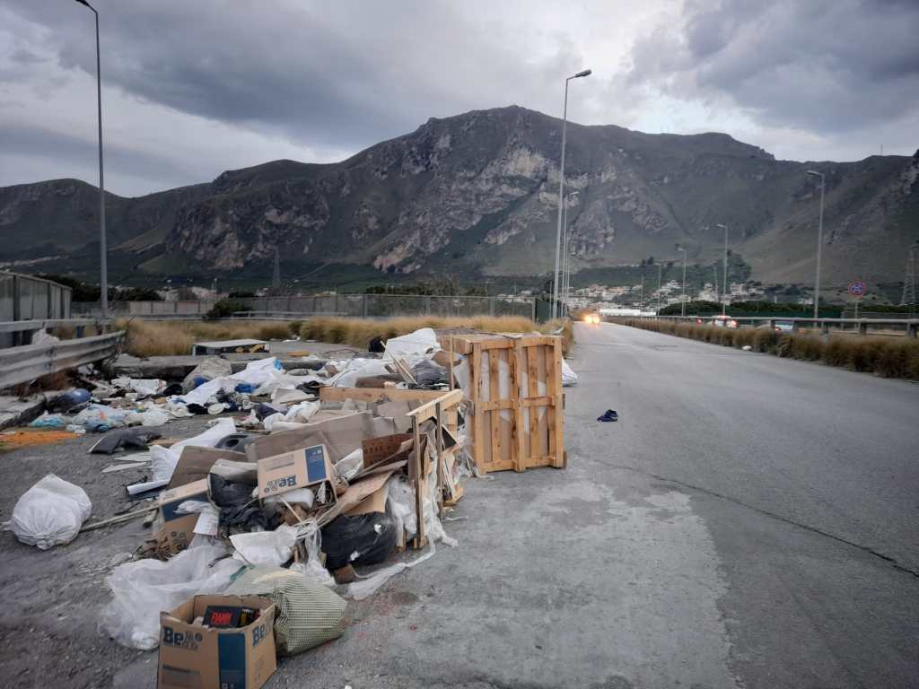 Svincolo Brancaccio pieno di rifiuti