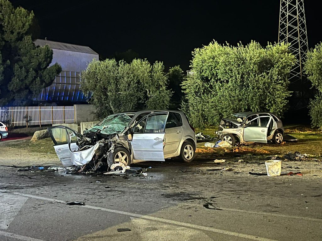 Incidente stradale a Bitonto, in Puglia: scontro frontale tra due auto.