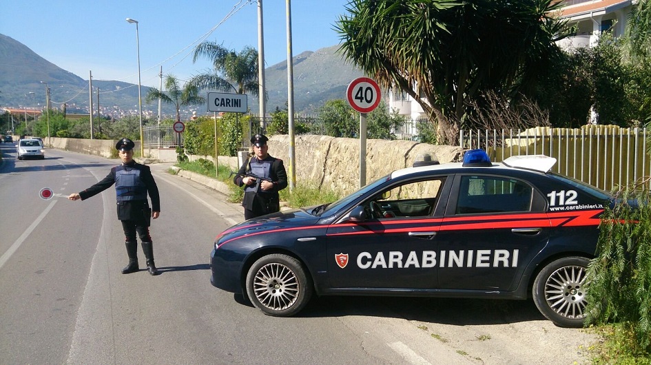 Due giovani in manette, sono incappati in un posto di blocco dei carabinieri, in auto avevano droga e tanti soldi