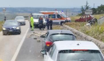 Auto Sfonda Muretto, Si Ribalta E Finisce Fuori Strada