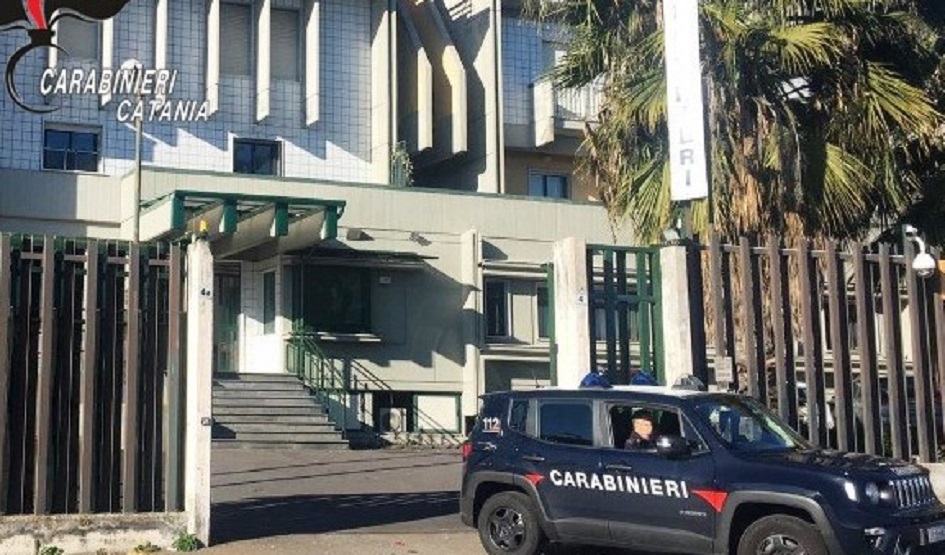 In manette nel Catanese un uomo di 48 anni, per estorcere soldi alla madre ha persino tentato di strangolarla