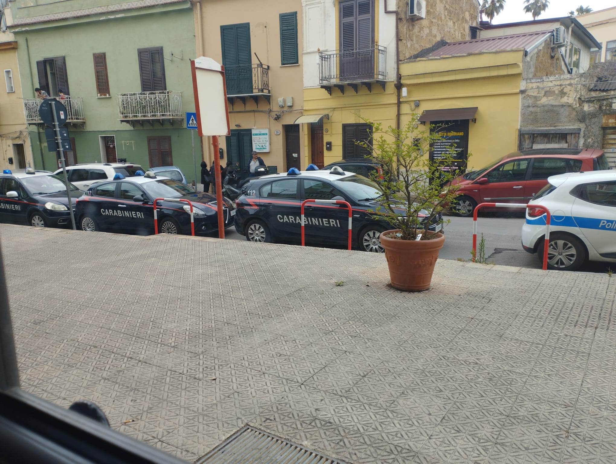 Caos carte d identit in via San Ciro urla ed insulti contro i