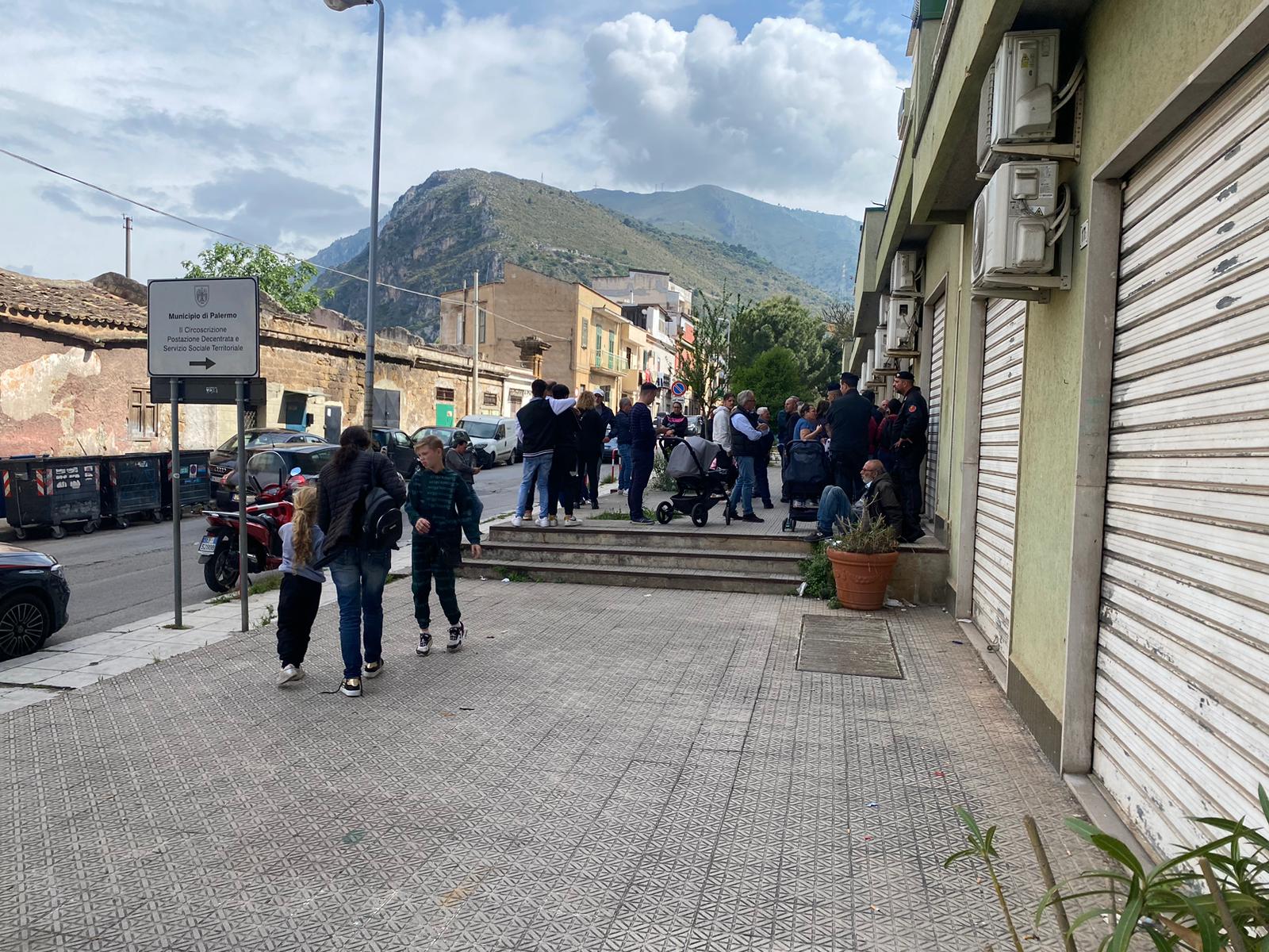 Caos carte d identit in via San Ciro urla ed insulti contro i