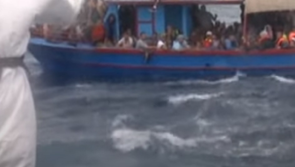 Oltre un centinaio di migranti salvati nel Siracusano dal naufragio, il ministero autorizza lo sbarco al porto di Augusta