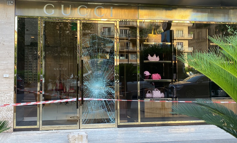 La banda spaccavetrine è tornata a colpire a Palermo, ancora in via Libertà, questa volta preso di mira il negozio di Gucci