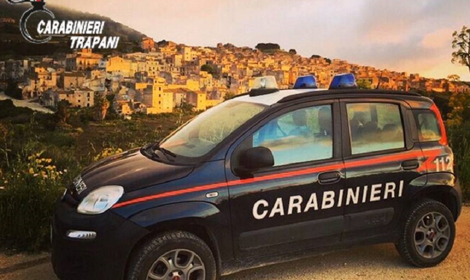 Il padre si portava dietro il figlio minorenne per organizzare furti in casa, entrambi sorpresi nel Trapanese con le mani nel sacco