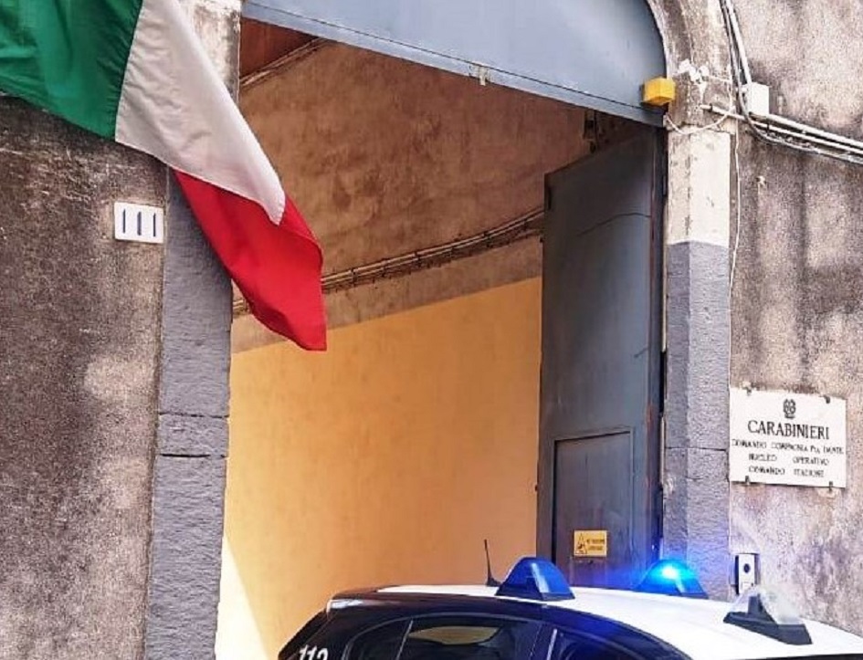 Una donna presa a pugni e minacciata dal marito con un coltello alla gola a Catania, il figlio di 9 anni la convince a denunciare