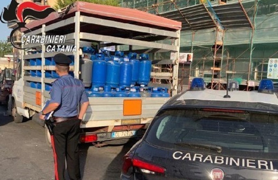 I carabinieri scoprono un deposito abusivo di bombole di gas all’interno dell’androne di un condominio a Catania