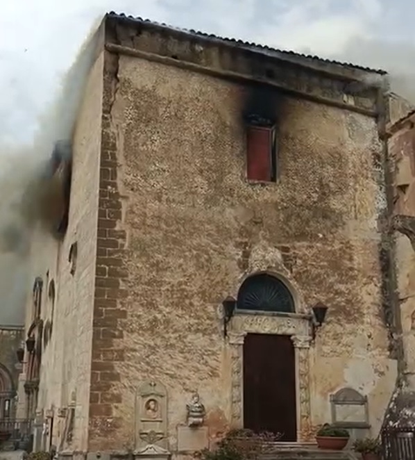 Le Fiamme Distruggono Il Convento Di Santa Maria Di Gesù