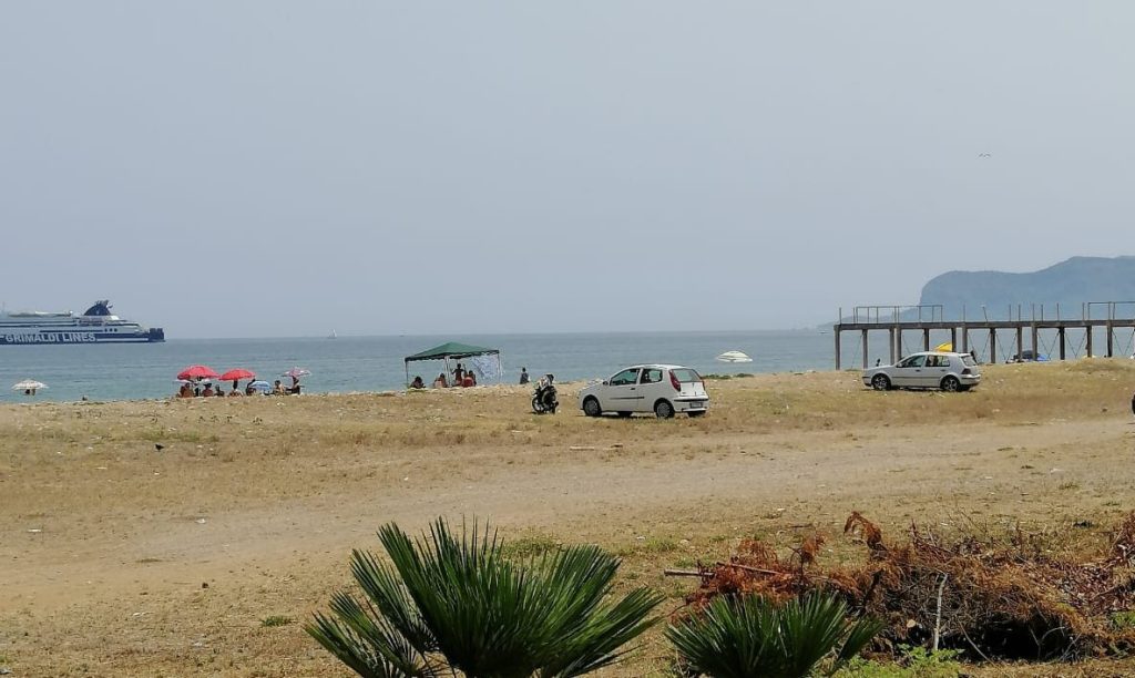 Macchine nella spiaggia di Romagnolo, Palermo