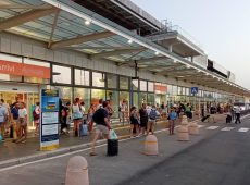 Incidente dentro l’aeroporto Falcone-Borsellino, due dipendenti rimangono feriti mentre trasportavano i bagagli