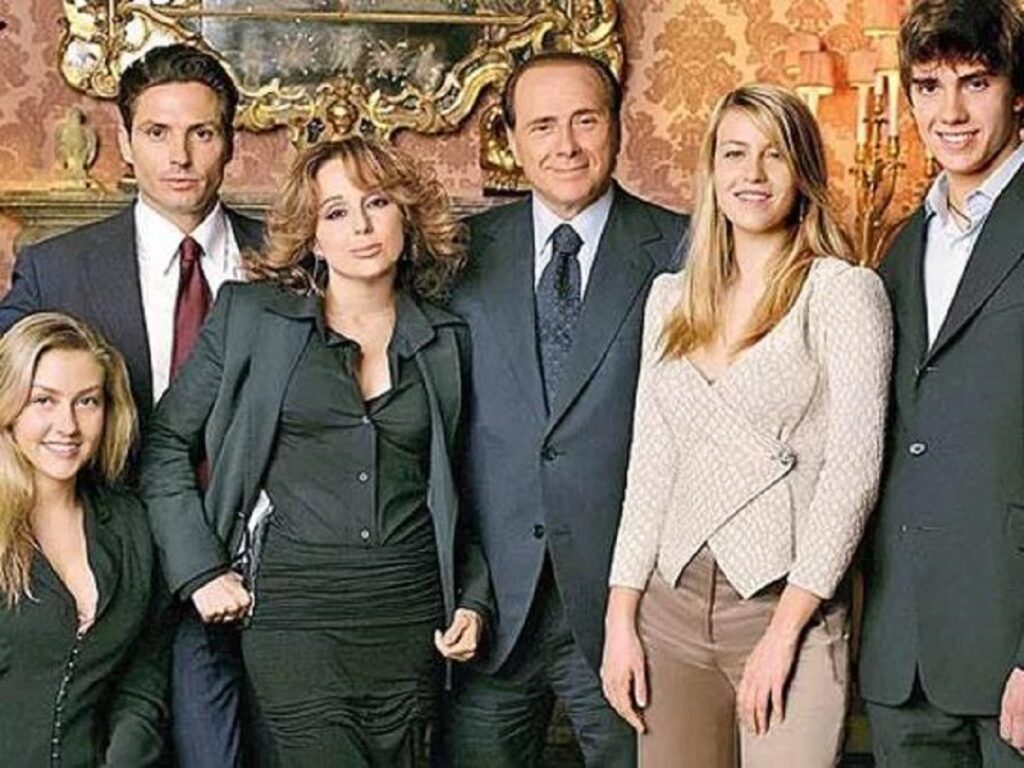 Silvio Berlusconi e i suoi figli.