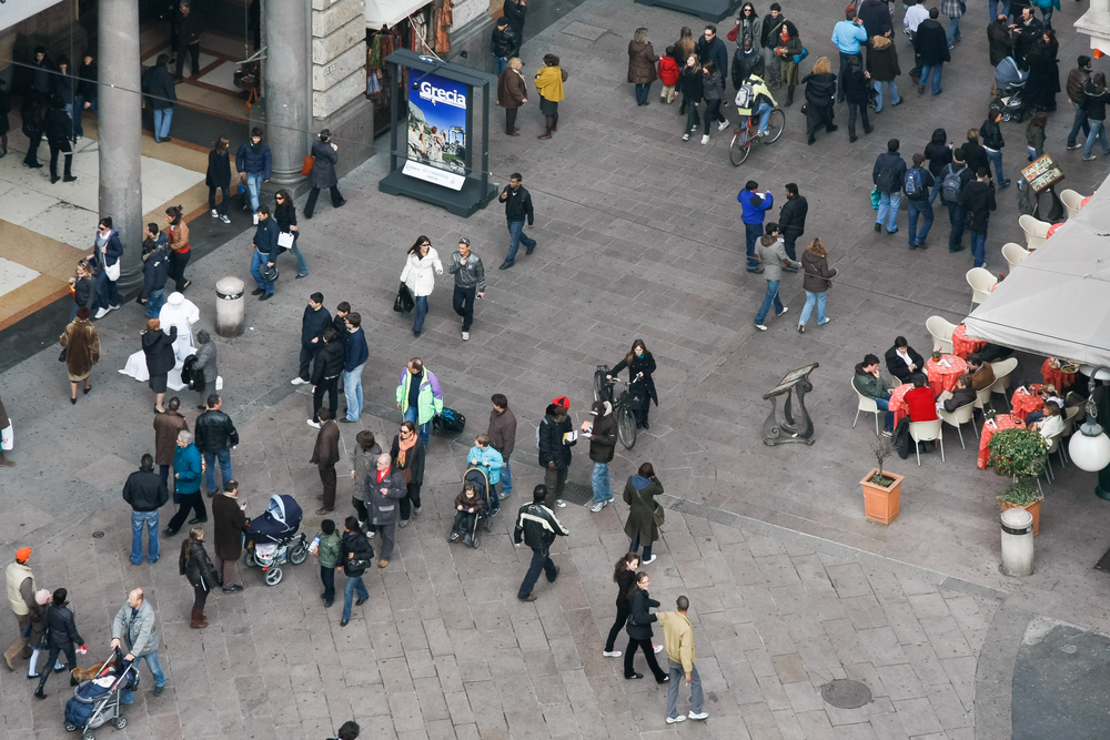 Gente in strada a Milano.