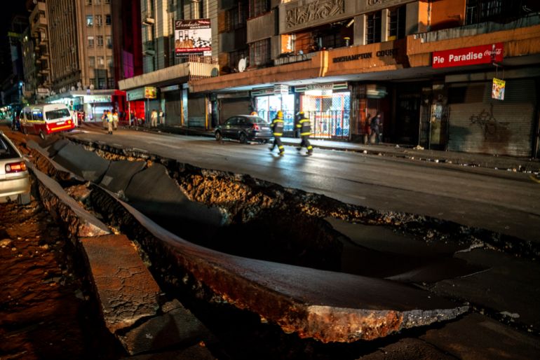 Strada esplosa a Johannesburgo, in Sud Africa.