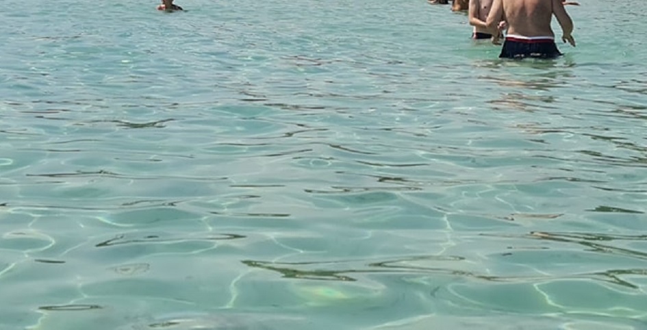 Una donna ha perso la vita nella spiaggia di Mondello dopo aver accusato un improvviso malore mentre stava facendo il bagno