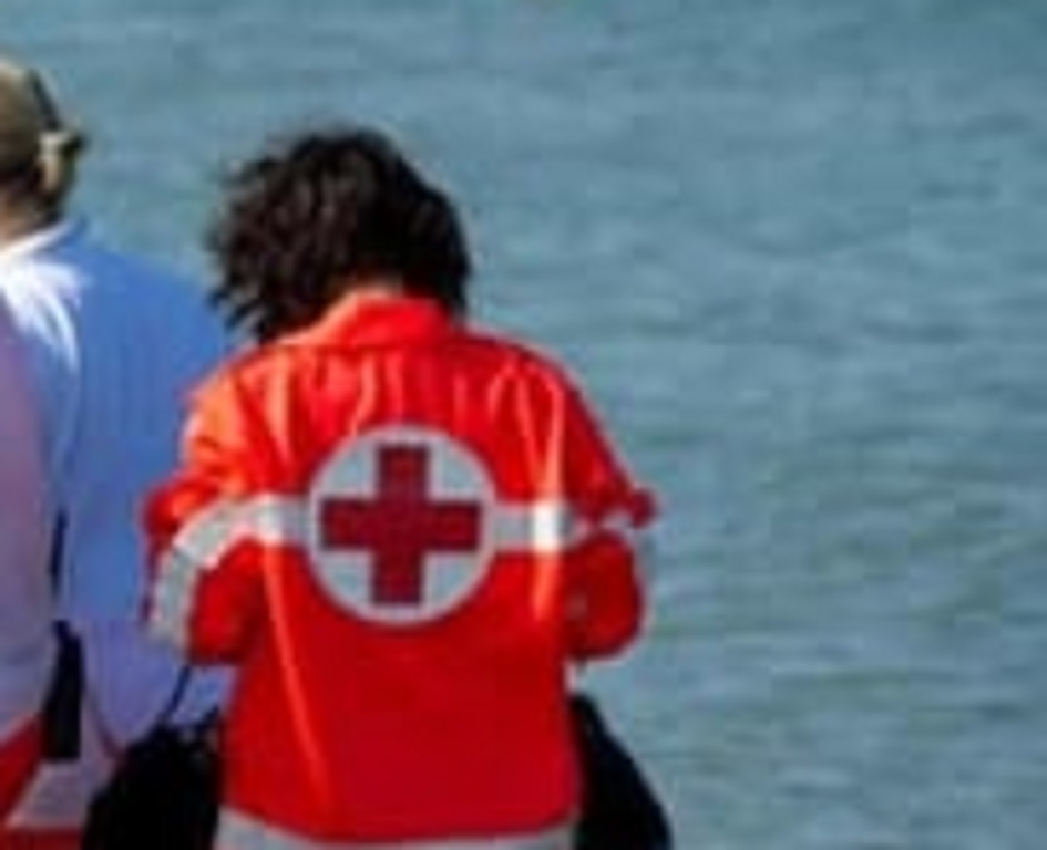 Un 30enne nel Ragusano annega e muore mentre faceva il bagno a mare, inutili i disperati soccorsi, salvi i due amici che erano con lui