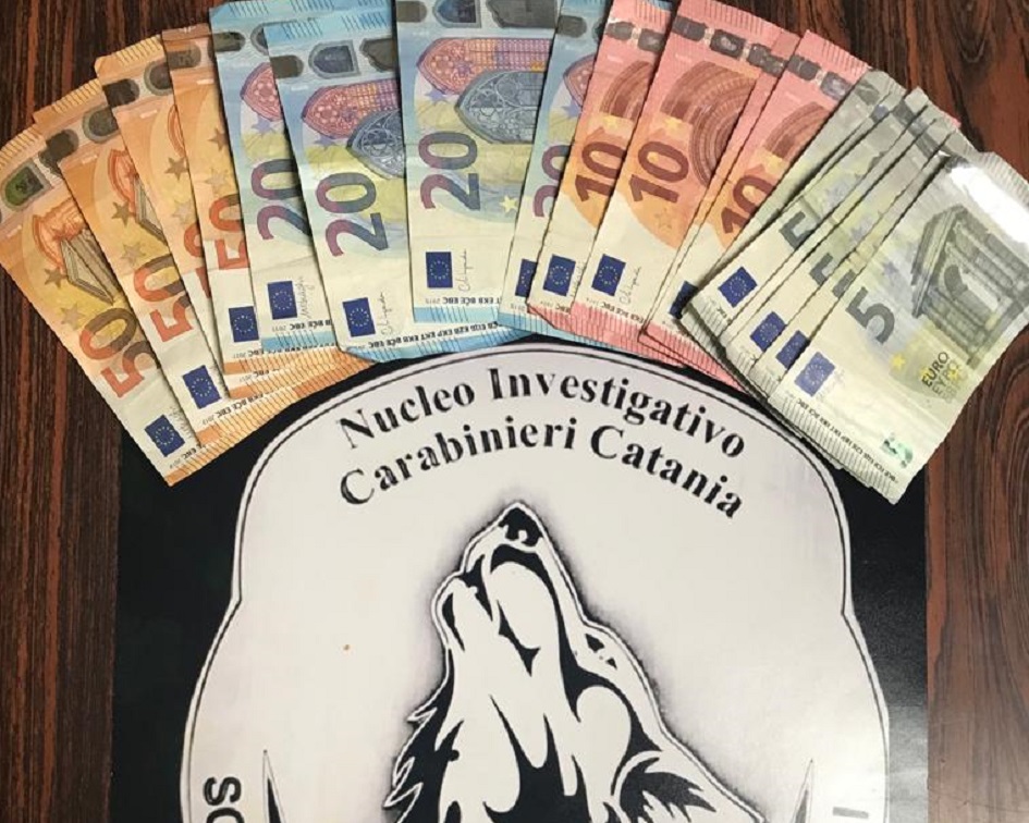 Spacciavano nel Catanese protetti da telecamere e porte blindate, due arresti dei carabinieri nel fortino della droga