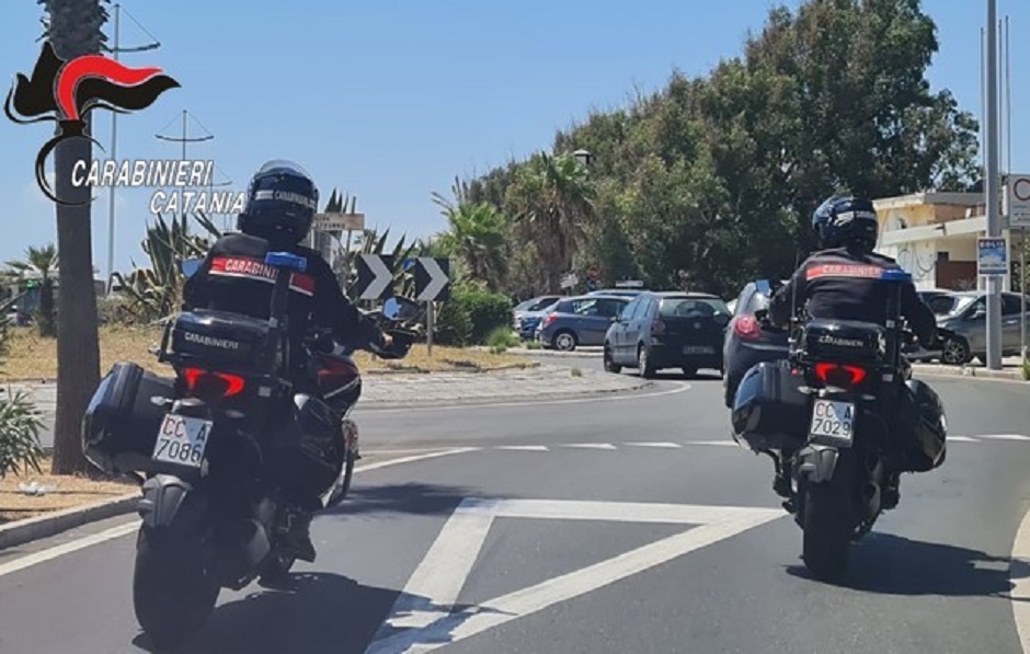 Aggressione in un centro commerciale catanese, prende a botte la compagna perché non gli piace il mobile comprato e viene arrestato