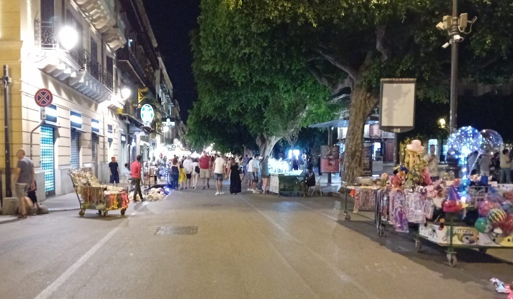 Bancarelle abusive nel centro di Palermo