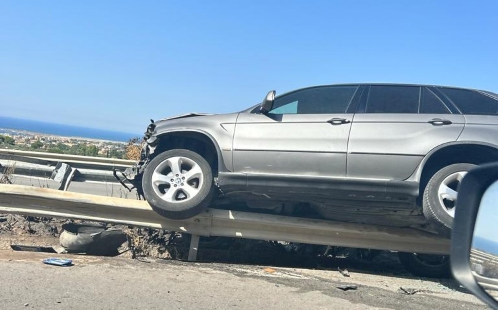 Incidente sulla A29 tra Terrasini e Cinisi fra due auto, un Suv finisce fuori strada e si incastra nella parte superiore del guardrail