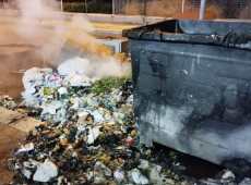 Palermo invasa dai rifiuti, incendi di cumuli di spazzatura nella notte