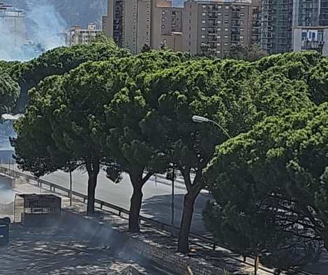 Torna il fuoco a Brancaccio paura per le abitazioni di via San