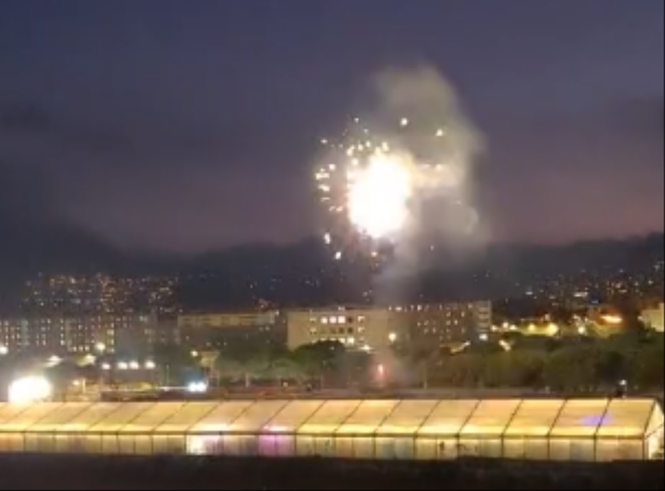 Un incendio è divampato nel cortile dell’ex convento di piazza Sacro Cuore a Palermo, causato da fuochi d’artificio abusivi